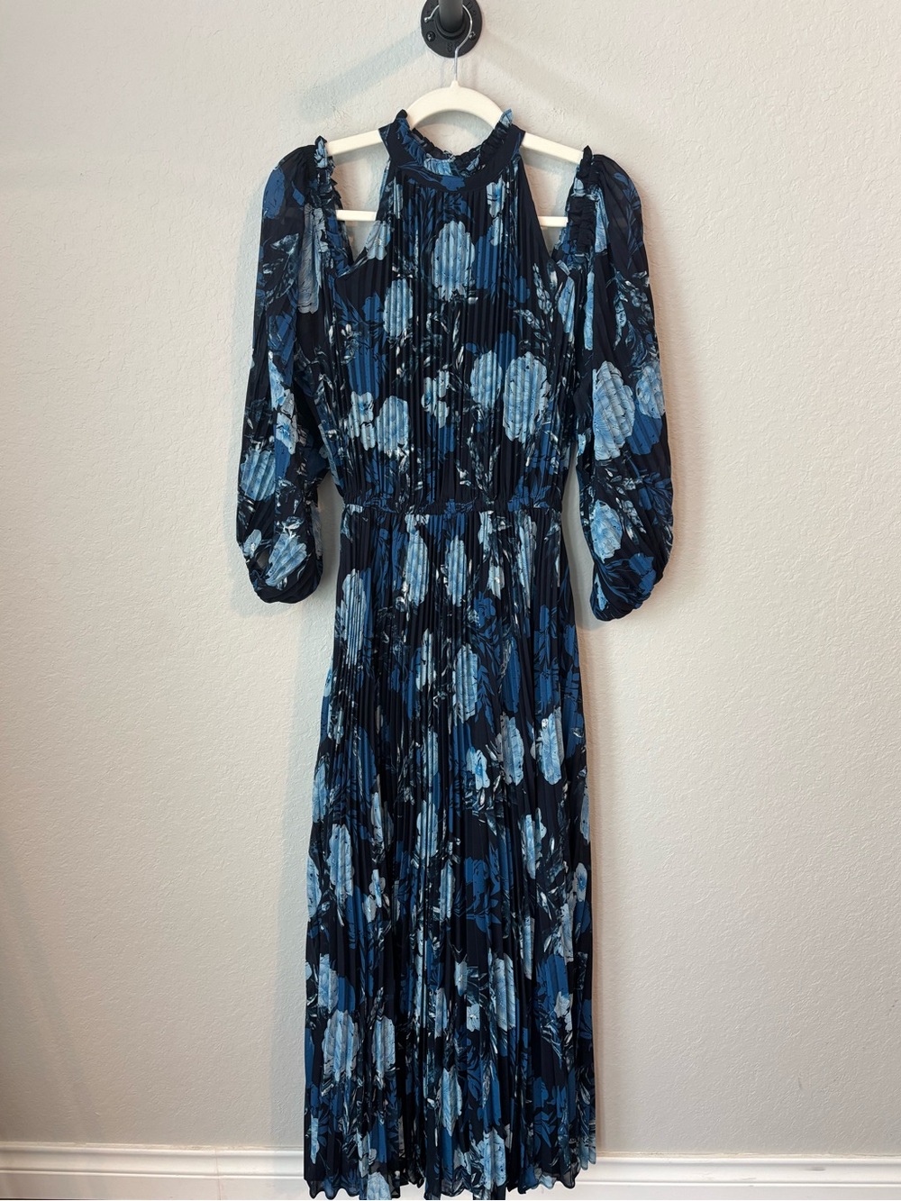 NEW Petal & Pup Hilary Pleated Blue Floral Long Sleeve Maxi Dress Size Medium - Picture 6 of 12